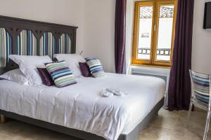 拉尔邦克La Tissandière的卧室配有带枕头的床铺和窗户。