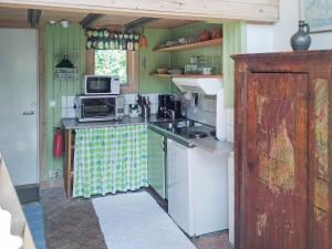 Floda5 person holiday home in FLODA的厨房配有炉灶和微波炉。