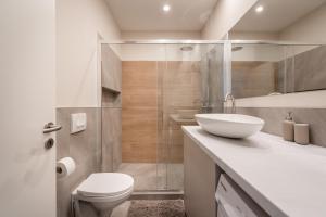 布达佩斯A13- Boutique Apartments, Best Location, by BQA的浴室配有卫生间、盥洗盆和淋浴。