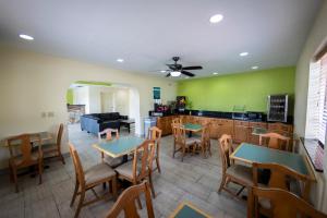 圣奥古斯丁海滩Ocean Breeze Inn的一间带桌椅的用餐室和一间厨房