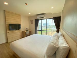 Ban Ko RianMayuu Ayutthaya Hotel的卧室配有一张白色大床和电视。