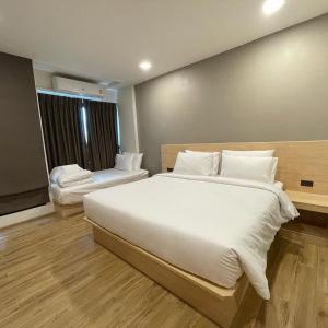 Ban Ko RianMayuu Ayutthaya Hotel的卧室设有一张白色大床和一扇窗户。