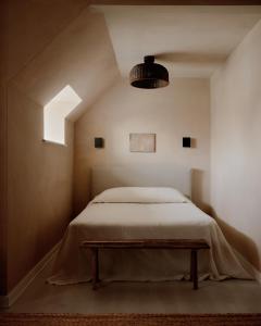 布拉德利比奇The James Bradley的一间卧室配有一张床和一张桌子