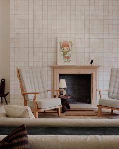布拉德利比奇The James Bradley的客厅配有两把椅子和壁炉