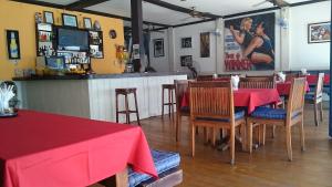 八丹拜Zen inn的一间设有红色桌椅的餐厅和一间酒吧