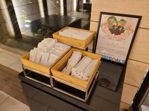 轻井泽轻井泽韦尔久大酒店的商店里陈列的两盒奶酪