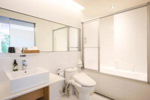 台北丹迪旅店大安森林公园店的白色的浴室设有水槽和卫生间。
