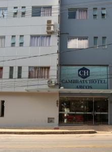 ArcosCAMBRAIA HOTEL ARCOS的一座标有酒店标志的建筑