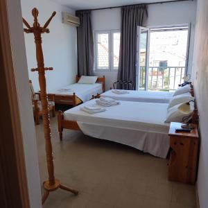 帕特雷Hotel Ilion的酒店客房设有两张床和窗户。