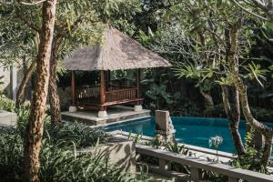 坎古The Retreat at Kharista by Ekosistem的一个带游泳池、长凳和树木的度假胜地