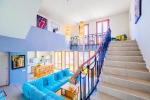 阿尔啼MIMAR ALTEA SOL urban的客厅设有蓝色的沙发和楼梯。