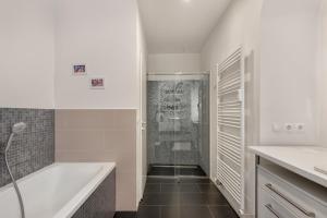 卢布尔雅那ROG Apartment with Furnished Courtyard的白色的浴室设有浴缸和淋浴。
