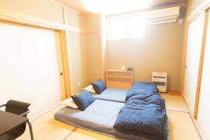 弘前市オランドの二階的小房间设有床和窗户