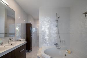 普拉加德阿罗Apartamentos Marivent by Brava Hoteles的带淋浴、浴缸和盥洗盆的浴室