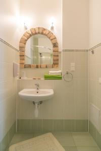 马多纳维伊苏玛雅亚尼斯酒店的一间带水槽和镜子的浴室