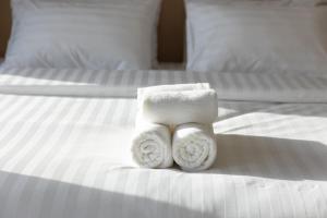 邦波Good nine Hotel的床上的两条毛巾