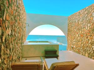 阿彻奇洛斯Delfini Beach Hotel & Suites的阳台享有海景。