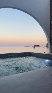 阿彻奇洛斯Delfini Beach Hotel & Suites的海景游泳池