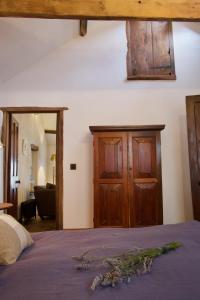 瓦伊河畔海伊人行道宫殿公寓的一间卧室配有一张床和一个木制橱柜