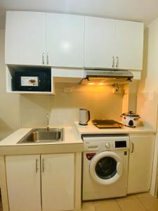 达沃市8 Spatial Condominium的厨房配有水槽和洗衣机
