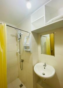 达沃市8 Spatial Condominium的浴室配有盥洗盆和带镜子的淋浴