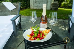 多瑙河畔克雷姆斯Wirtshaus Leindl的桌上一盘蔬菜和一瓶葡萄酒