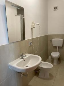 圣夫拉维亚Villa Franca的一间带水槽、卫生间和镜子的浴室