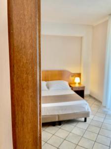 圣夫拉维亚Villa Franca的一间卧室配有一张带木制床头板的床