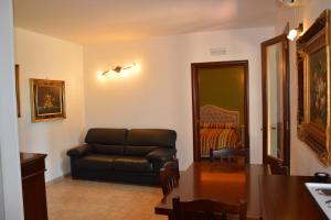 圣维托诺曼Borgo dei Normanni的客厅配有沙发和桌子