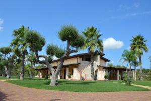 圣维托诺曼Borgo dei Normanni的前面有棕榈树的房子