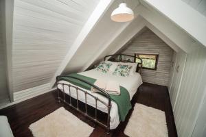 哈内茨堡Viewpoint - Cabin 4的阁楼卧室配有床
