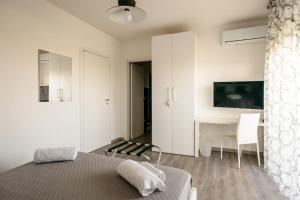 巴里b&b airport bari-palese luxury 1的白色卧室配有床和书桌