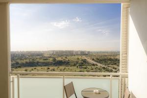 巴里b&b airport bari-palese luxury 1的配有桌子的公寓的阳台享有风景。