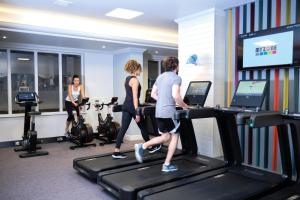 布里斯托阿兹特克酒店及Spa的一群在健身房跑步的人