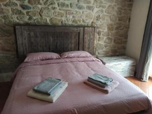 特拉西梅诺湖畔托罗Agriturismo L'Accolta的床上有两条毛巾