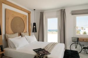布拉卡Cosmos Hotel的卧室配有白色的床和2扇窗户。