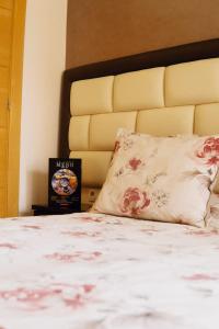 贝尼迈拉勒Hotel La Luna的床上有枕头