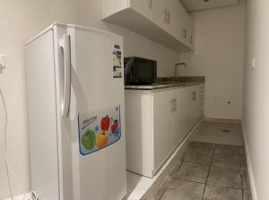 利雅德سمو 2的一间厨房,内配白色冰箱