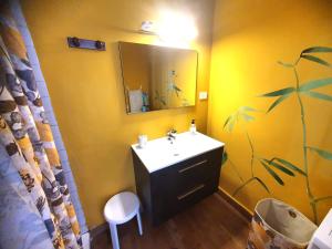 BetenamaCasa Rural SUNSET的一间带水槽和镜子的浴室