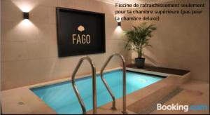 布鲁日B&B Fago的带有标志的建筑物内的游泳池