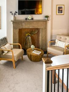卡迪夫Parador 44的客厅配有两把椅子和壁炉