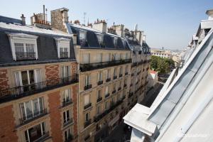 巴黎易登酒店的从大楼的阳台上可欣赏到风景