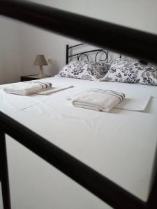 Néa AgathoúpolisStudio Eleni的一张带两个枕头的大白色床