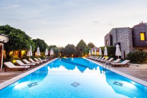 塞利米耶鲁那贝孔威塔司酒店的一个带躺椅和遮阳伞的游泳池