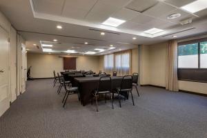霍舍姆MainStay Suites Horsham - Philadelphia的一间会议室,配有长桌子和椅子