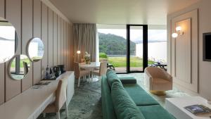 里巴多鲁杜罗河谷皇家酒店&Spa的客厅配有沙发和桌子