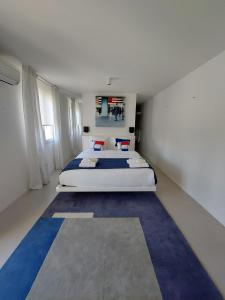BagardCroissant de Lune的大卧室配有一张大床,铺有蓝色地毯