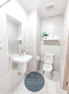 达沃市White Nordic Fully-Furnished Studio at INSPIRIA的白色的浴室设有卫生间和水槽。