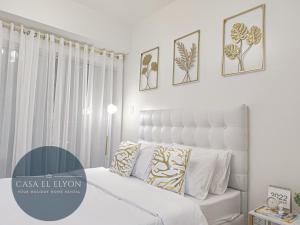 达沃市White Nordic Fully-Furnished Studio at INSPIRIA的卧室配有白色的床和枕头。