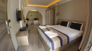 厄吕代尼兹塞伊尔乡村酒店的酒店客房设有一张大床和一台电视。